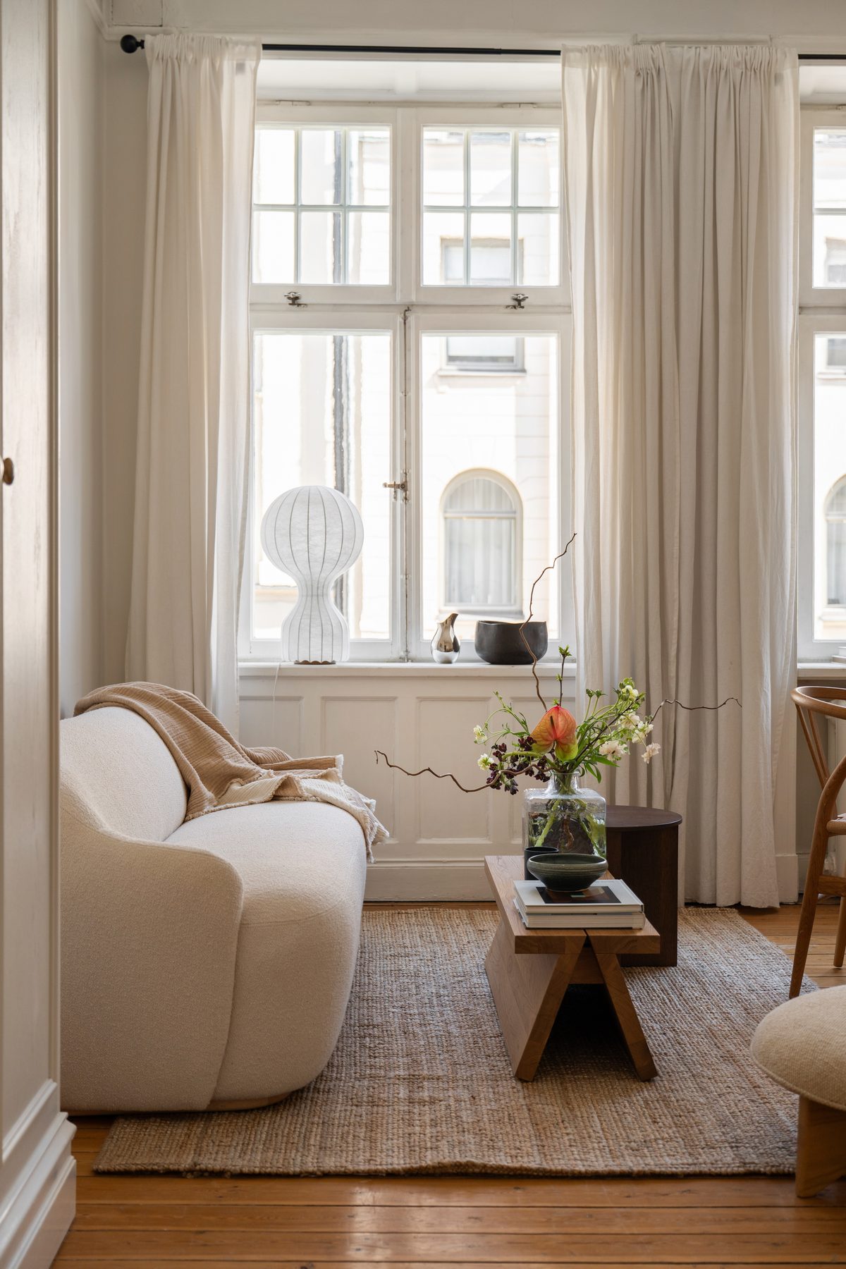 Soffa och matplats vid fönstren på Västmannagatan 69