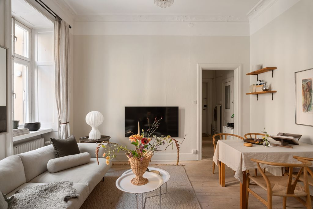 Vardagsrum med soffbord och blommor, Roslagsgatan 54