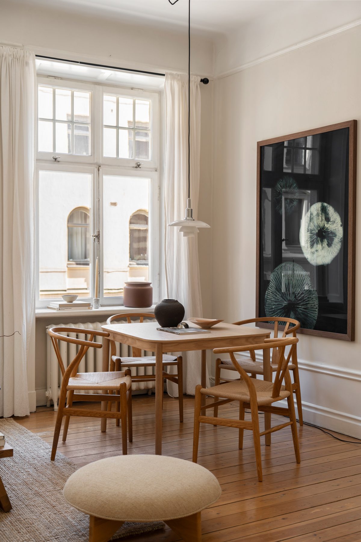 Matplats och vardagsrum i stående bild