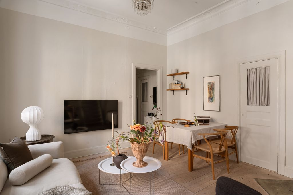 Vardagsrum med matplats och tv, Roslagsgatan 54