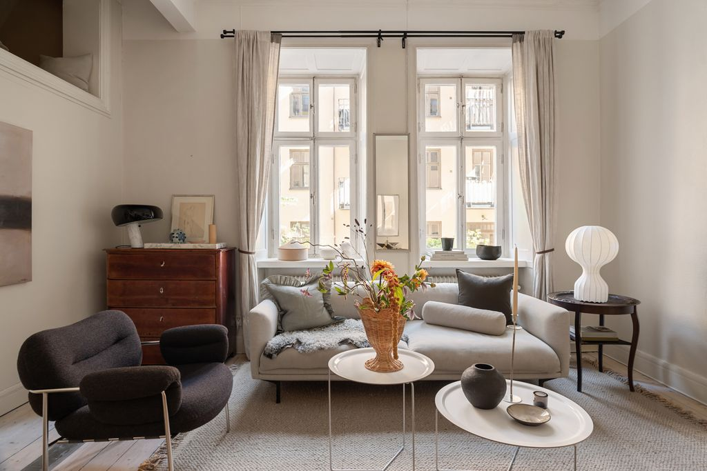 Vardagsrum med soffa och fönster, Roslagsgatan 54